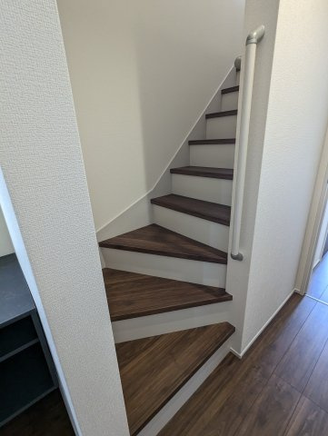 ひたちなか阿字ヶ浦町第4の内装|階段には手摺があるので、転倒・転落防止に繋がり・・階段手摺があることでどの世代でも安心して階段を歩行出来ます～！！