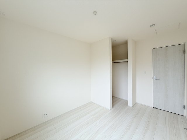 遠州浜2丁目　全5棟の洋室|約5.16の洋室にはウォークインクローゼットが備わっており、こちらのお部屋もお子様のお部屋にピッタリですよ☆