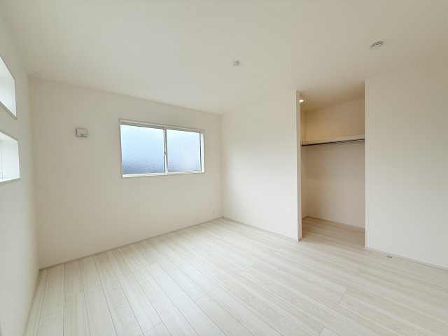 遠州浜2丁目　全5棟の洋室|約7.38帖の洋室にも大きなウォークインクローゼットが備わっており、主寝室としてお使いいただけます！