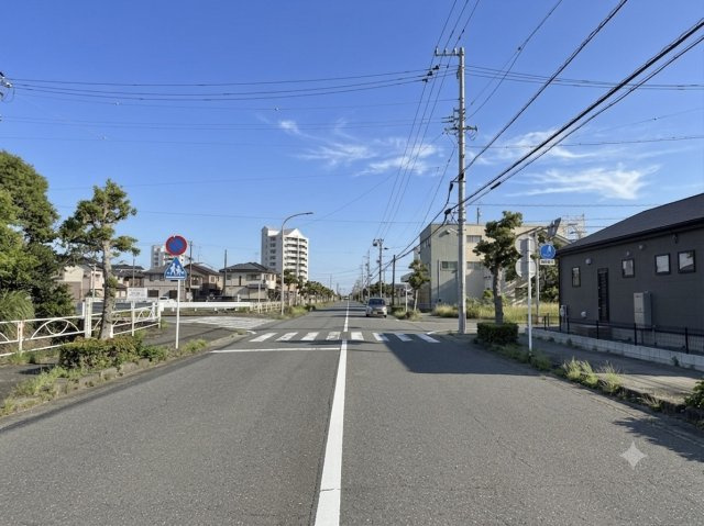 遠州浜2丁目　全5棟の前面道路含む現地写真|前面道路が広く車の往来が少ないので、比較的スムーズに車の出し入れができます！