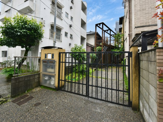 文京区千石4丁目　中古戸建の外観|2026.06.26撮影

現地ご見学希望・資料請求などお気軽にお問い合わせ下さい！
03-5990-5201