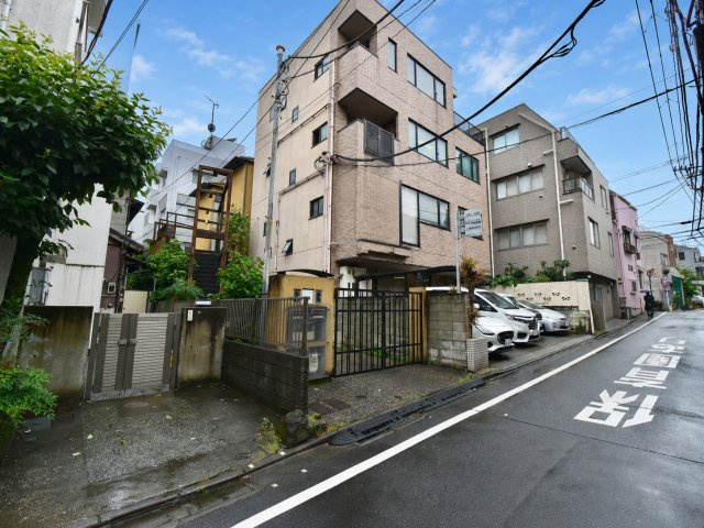 文京区千石4丁目　中古戸建の外観|2026.06.26撮影

現地ご見学希望・資料請求などお気軽にお問い合わせ下さい！
03-5990-5201