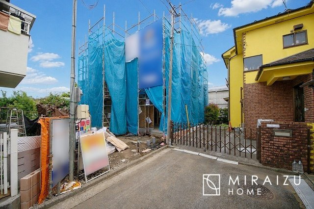 【外観】 | 青く澄み渡った綺麗な空と、陽の光をたっぷりと受ける、そんな新築住宅で新生活をスタートしてみませんか？見学・ご相談等、ミライズホーム(株)までお気軽にご連絡下さい。