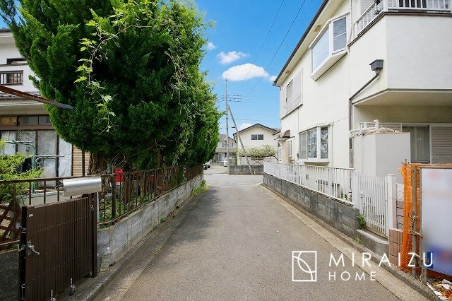 【前面道路含む現地写真】 | プライバシー性と開放感を高める住環境。陽当たりの良い開かれたロケーションを活かし、心地よい暮らしをプランニング
