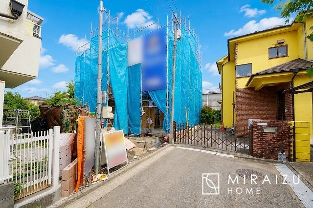 【外観】 | 青く澄み渡った綺麗な空と、陽の光をたっぷりと受ける、そんな新築住宅で新生活をスタートしてみませんか？見学・ご相談等、ミライズホーム(株)までお気軽にご連絡下さい♪