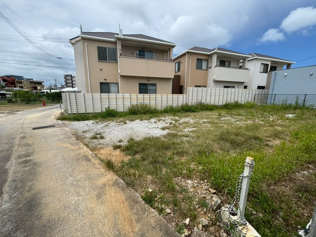 うるま市安慶名2丁目 売土地の前面道路含む現地写真