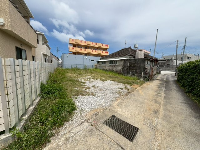 うるま市安慶名2丁目 売土地の前面道路含む現地写真