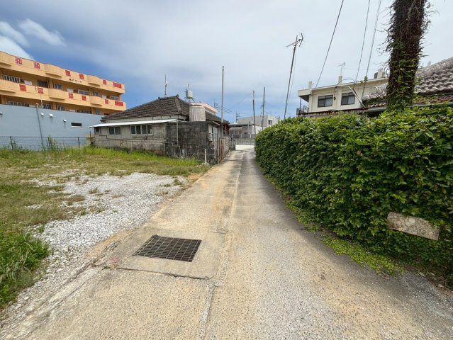 うるま市安慶名2丁目 売土地の前面道路含む現地写真