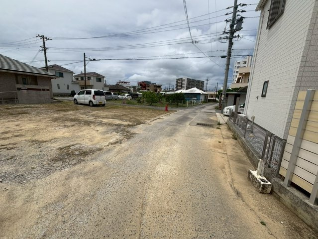 うるま市安慶名2丁目 売土地の前面道路含む現地写真