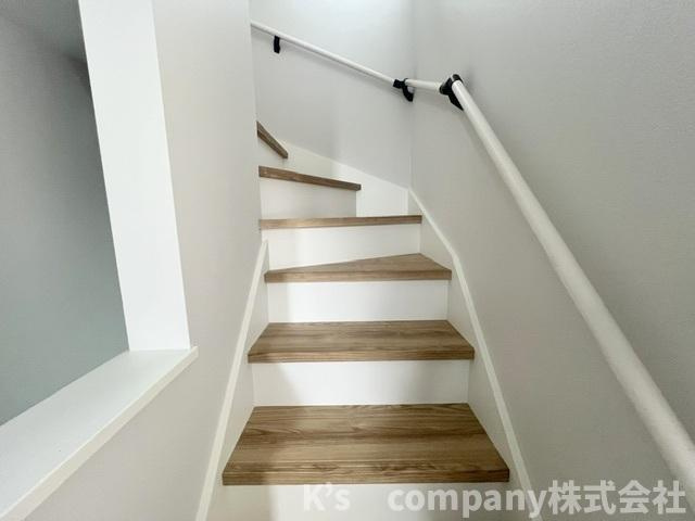 ◎茅ヶ崎市西久保　新築戸建　2号棟◎の内装|手すり付きの階段☆小さなお子様やご年配の方にも優しい仕様☆