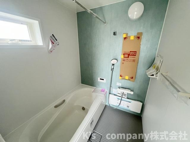◎茅ヶ崎市西久保　新築戸建　2号棟◎の浴室|やさしい色合いのアクセントパネルが使用されており、一日の使入れを癒す心地の良い空間☆