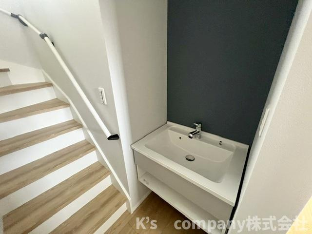 ◎茅ヶ崎市西久保　新築戸建　2号棟◎の洗面所|1階の玄関ホールに帰宅時に手洗いができる洗面付き☆