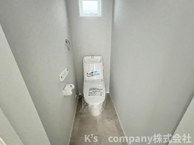 ◎茅ヶ崎市西久保　新築戸建　2号棟◎のその他|1階のトイレ◇換気のしやすい窓付きのトイレ◇