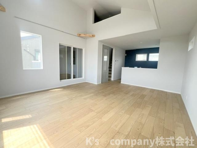 ◎茅ヶ崎市西久保　新築戸建　2号棟◎の居間・リビング|2階リビングは広々18.9帖♪勾配天井で開放感があります◇