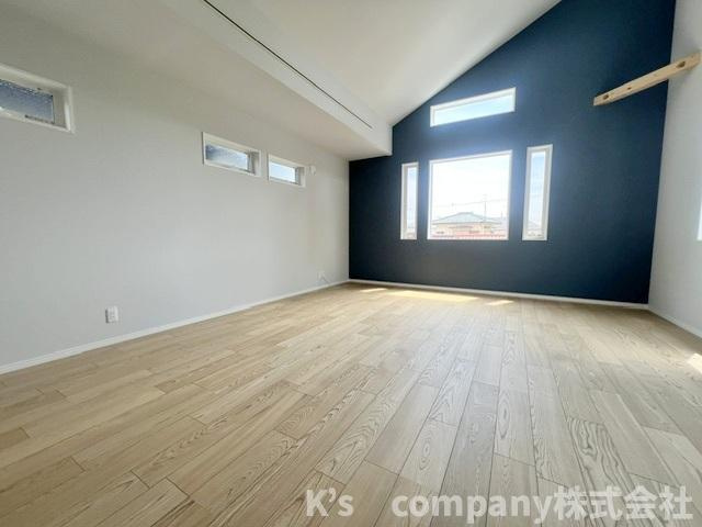 ◎茅ヶ崎市西久保　新築戸建　2号棟◎の洋室|アクセントクロスがお部屋に奥行きを感じさせてくれます◇