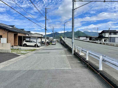 【前面道路含む現地写真】 | 【新築分譲住宅　～ LIGARE　リガーレ～　】山形天童市柏木町1丁目　1期1棟 | 【Frontal road】
忙しく過ぎゆく日常を忘れ去るほど、ゆったりした時間が流れる住環境。『快適』は「家」と「街」と「環境」が調和した時に訪れることだと改めて感じさせてくれます。