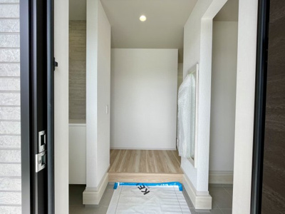 【玄関】 | 【新築分譲住宅　～ LIGARE　リガーレ～　】山形天童市柏木町1丁目　1期1棟 | 【The entrance】
お客様をお迎えする玄関は落ち着いた雰囲気。洗練されたテイストの空間に迎えられ誇りと喜びを感じられます