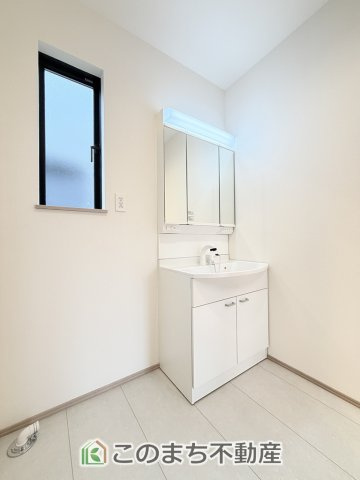 ハートフルタウン宇都宮市雀の宮1丁目277番の洗面所|同社施工物件の写真です。※建具やフローリング、その他仕様が違う場合がございます。シャンプードレッサーで朝の身支度♪伸びるホースでお掃除も簡単清潔です！