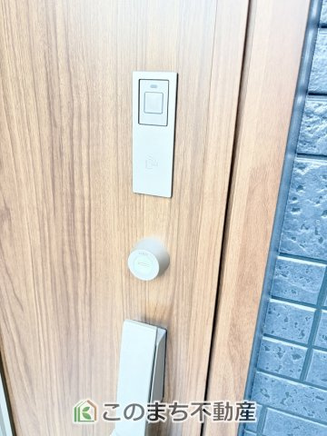 ハートフルタウン宇都宮市雀の宮1丁目277番のキッチン|三ツ口コンロ採用で、同時調理もスムーズ◎！お料理を並べられるカウンター付きで、配膳・片付けをサポート！リビングで過ごすご家族とコミュニケーションを楽しみながら作業可能です♪