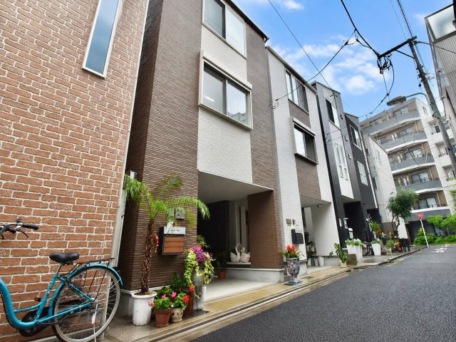 文京区本駒込5丁目　中古戸建の前面道路含む現地写真|2026.06.25撮影

現地ご見学希望・資料請求などお気軽にお問い合わせ下さい！
03-5990-5201