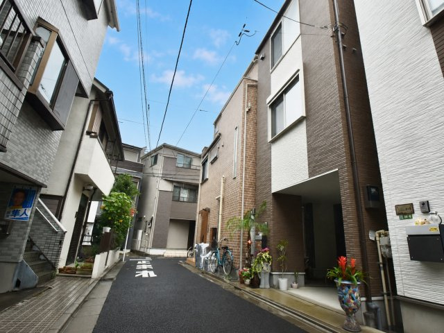 文京区本駒込5丁目　中古戸建の前面道路含む現地写真|2026.06.25撮影

現地ご見学希望・資料請求などお気軽にお問い合わせ下さい！
03-5990-5201