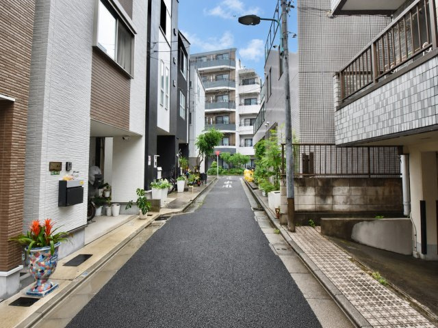 文京区本駒込5丁目　中古戸建の前面道路含む現地写真|2026.06.25撮影

現地ご見学希望・資料請求などお気軽にお問い合わせ下さい！
03-5990-5201