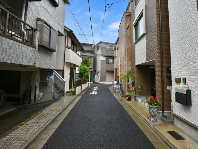 文京区本駒込5丁目　中古戸建の前面道路含む現地写真|2026.06.25撮影

現地ご見学希望・資料請求などお気軽にお問い合わせ下さい！
03-5990-5201