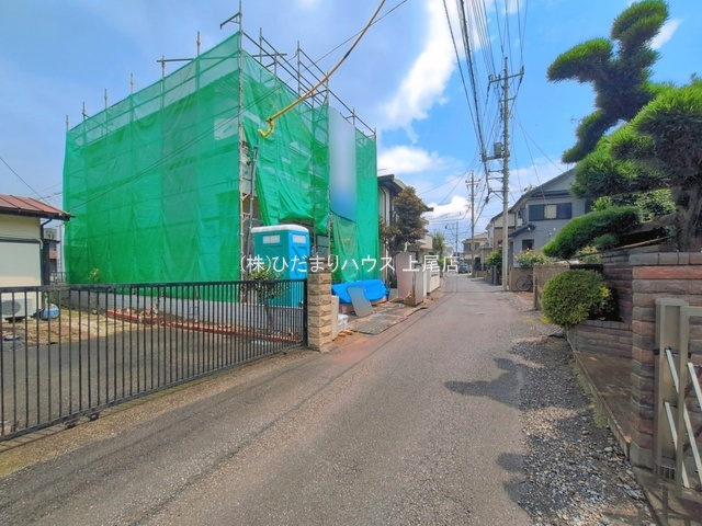 西区三橋6丁目489番　新築戸建　ハートフルAの前面道路含む現地写真