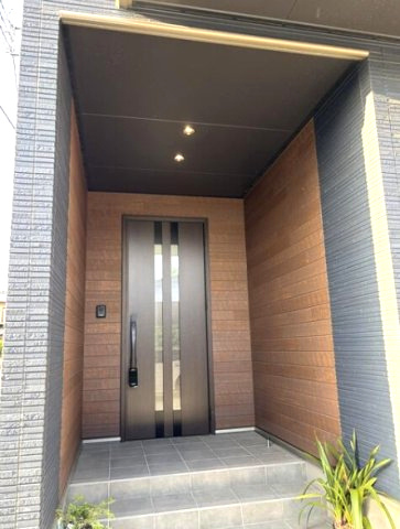 茂原市東郷　中古戸建の玄関|令和3年1月築 太陽光発電（4.4ｋｗ）駐車3台可能 スーパーカスミ徒歩約10分都市ガスウッドデッキ