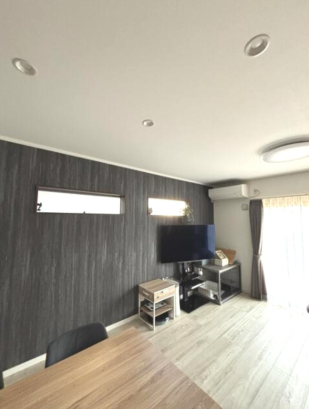 茂原市東郷　中古戸建の居間・リビング|令和3年1月築 太陽光発電（4.4ｋｗ）駐車3台可能 スーパーカスミ徒歩約10分都市ガスウッドデッキ