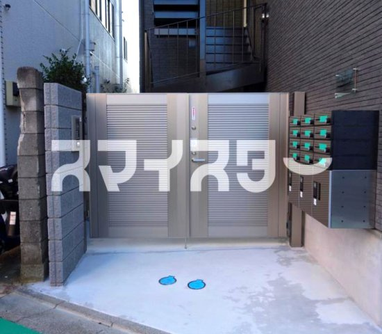 足立区興野１丁目のアパートのエントランス