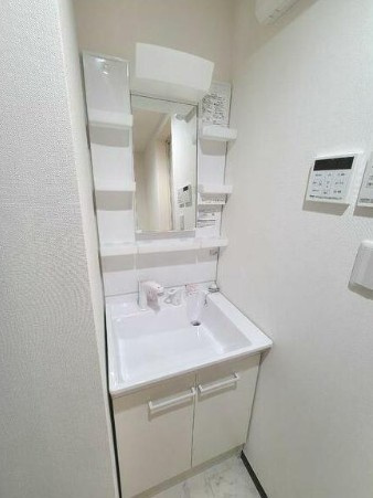 足立区興野１丁目のアパートの独立洗面台