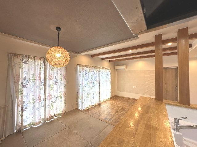 島田市阿知ケ谷　売り中古住宅の居間・リビング