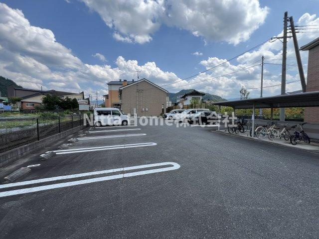 ラフィネ・ロジュマンAの駐車場|敷地内に駐車場も完備◇