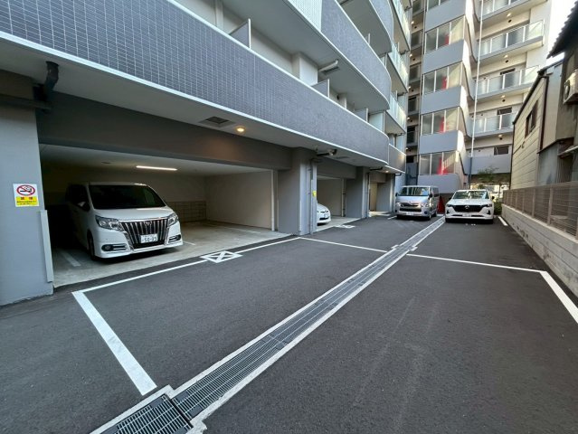 セレニテ阿波座ミラクの駐車場