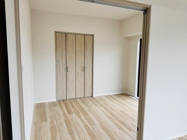 ビッグヴァン京王堀之内参番館の洋室|～リビングに隣接している5.0帖の洋室です～