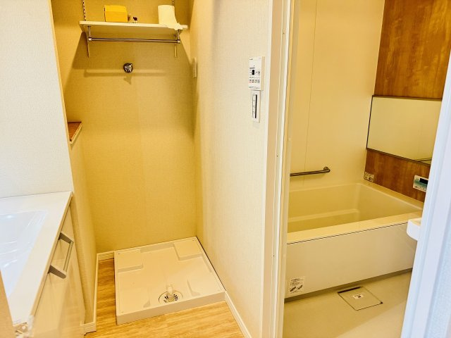 ビッグヴァン京王堀之内参番館の脱衣所|～洗濯機上には便利な可動棚付き～
