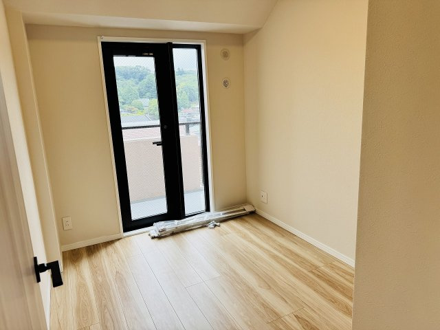 ビッグヴァン京王堀之内参番館の子供部屋|～北側バルコニーに面している4.0帖の洋室です～