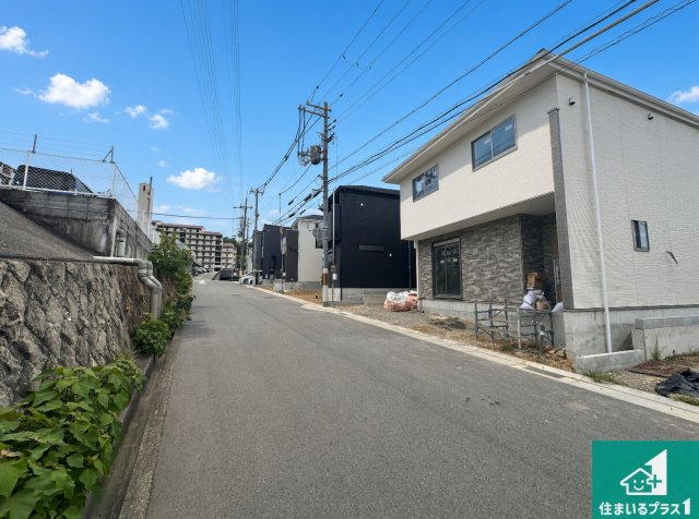 神戸市垂水区清水が丘　第1期　新築一戸建ての前面道路含む現地写真|周辺は落ち着いた街並みの住宅地！子育てがしやすい住環境です！まだ未完成ですが、現地でしかわからない事もございます。是非一度ご覧ください。