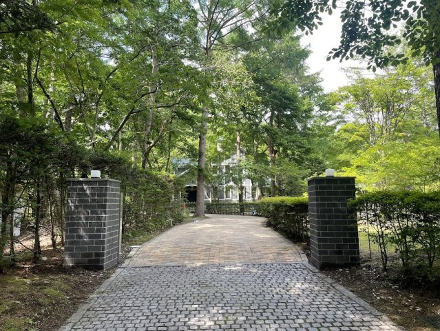 新軽井沢  矢ヶ崎別荘地  上品なたたずまいの邸宅の前面道路含む現地写真
