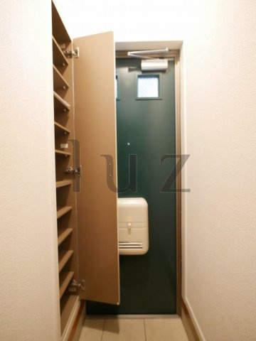 横浜市神奈川区二本榎のアパートの玄関