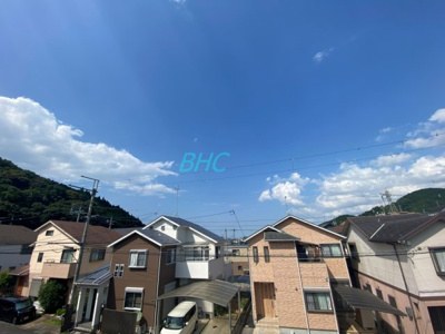 【展望】 | 国分２丁目　１期１号地 | 青い空が広がる開放的なバルコニー。日差しを遮るものがないので、育ち盛りのお子様のお洗濯ものが多くてもたっぷり気持ちよくお洗濯して頂けます。