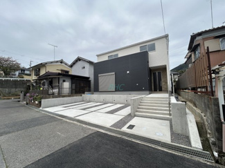 【外観】 | 国分２丁目　１期１号地 | 街に溶け合う美しい景観を生みだしているにも関わらず、採光や風通しを考えて設計された間取り。優雅なひと時をお過ごしいただける筈です。