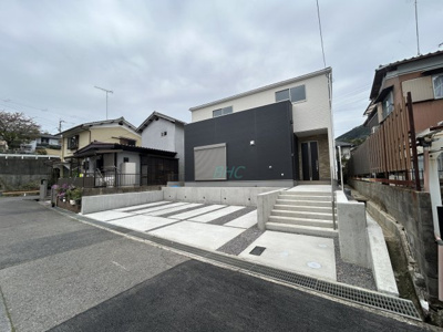 【外観】 | 国分２丁目　１期１号地 | 街に溶け合う美しい景観を生みだしているにも関わらず、採光や風通しを考えて設計された間取り。優雅なひと時をお過ごしいただける筈です。