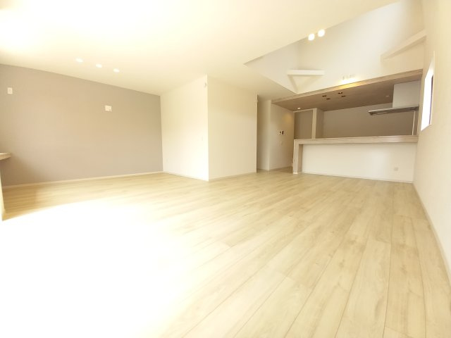 ひたちなか市足崎3期の居間・リビング|一日の長い時間を過ごすリビング♪自然と家族が集まれる空間！家族団らんの時間を優しく見守るリビング～