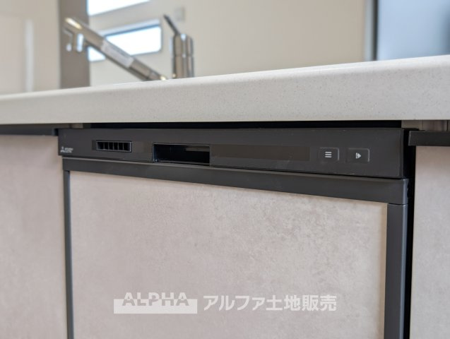 立川市西砂町　全３棟　新築戸建のキッチン|【Food washing machine】
◆食洗機◆お子様の面倒を見れる時間が増え時短になります。加えて手荒れも防げてしかも節水が高い為、大変人気があり重宝します。