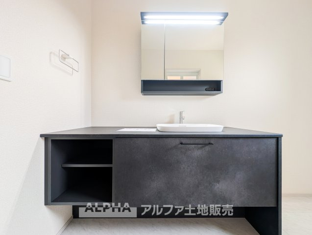 立川市西砂町　全３棟　新築戸建の独立洗面台|【Powder room】
◆独立洗面台◆身支度がはかどる独立洗面台を採用。鏡まわりや下部収納を活用することで、日用品を整理しやすく清潔感のある空間を保てます。