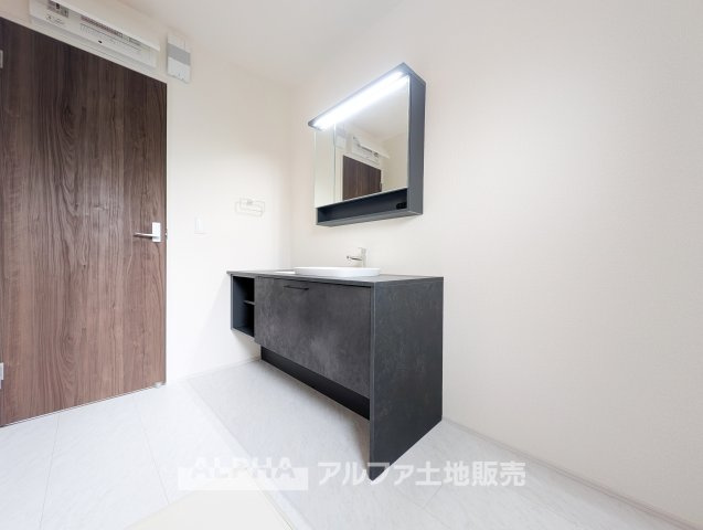 立川市西砂町　全３棟　新築戸建のランドリースペース|【Laundry space】
◆ランドリースペース◆洗濯から乾燥までを効率よくこなせる家事空間。浴室換気乾燥機を備えており、外干しが難しい日でも快適に洗濯物を乾かせます。