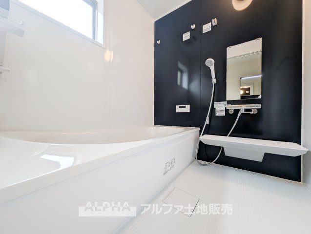 立川市西砂町　全３棟　新築戸建の浴室|【Relax bath】
◆バスルーム◆やわらかな照明に包まれた浴室空間。ゆったり湯船に浸かりながら、一日の疲れを癒し、心まで落ち着く時間を過ごせます。