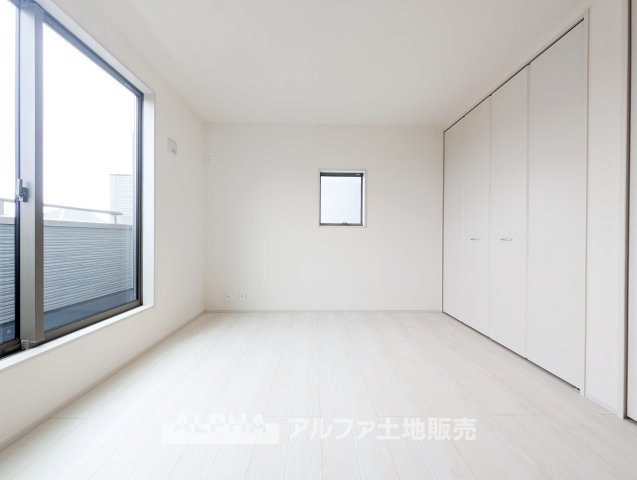 立川市西砂町　全３棟　新築戸建の洋室|【comfort room】
◆落ち着きのある室内◆寝室としても子ども部屋としても使いやすく、暮らしの変化にも対応できる空間。日々の時間を穏やかに過ごせます。